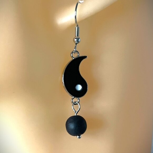 Yin & Yang Drop Earrings, Black & White with Silver Fishhook Ear Wires NWT - Picture 3 of 3